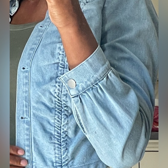 I’m selling a cropped denim light wash blue jean jacket. I’m 5’9 for reference. - Picture 6 of 6